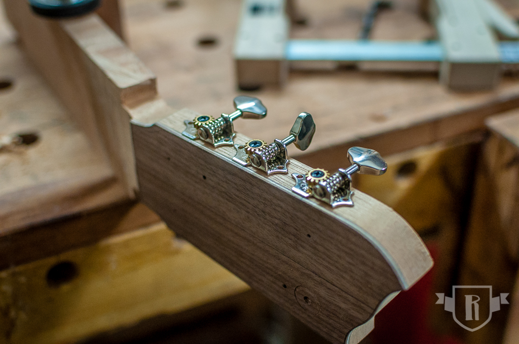 Bau einer Guitarlele: #8 Kopfplatte und Schlitze ausarbeiten