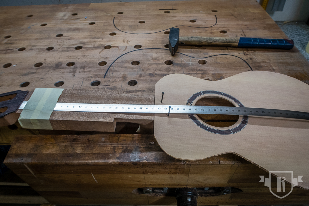Bau einer Guitarlele: #11 Decke mit Hals und Endklotz verleimen
