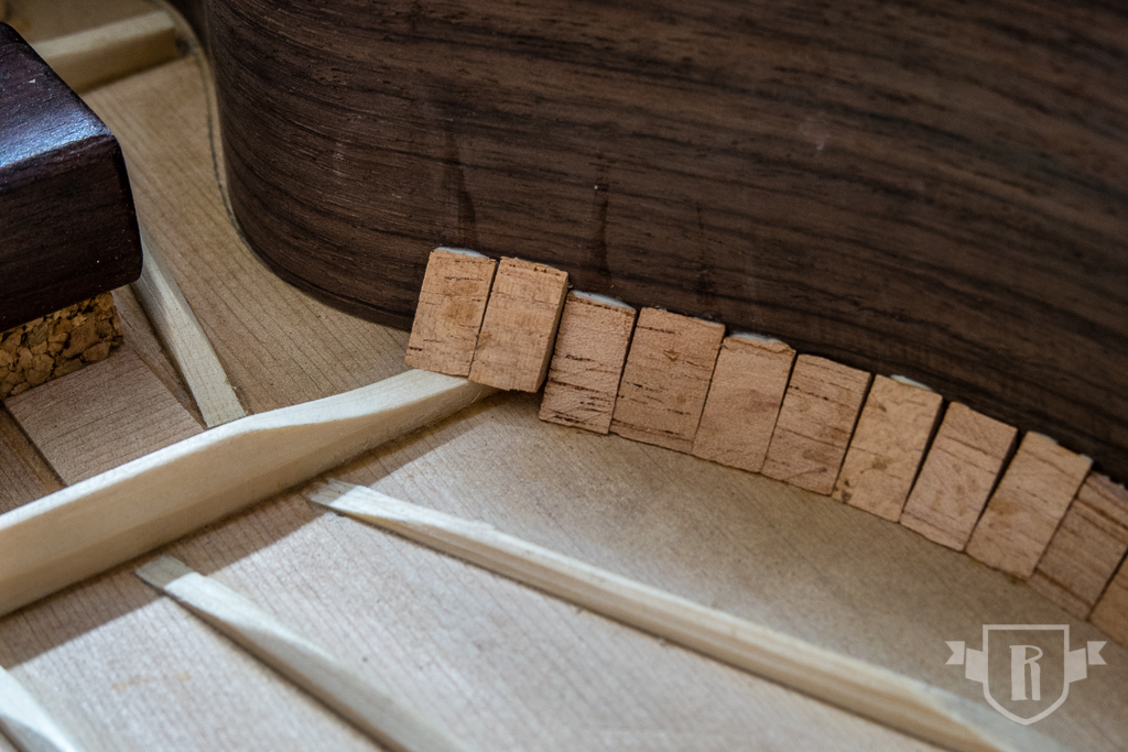 Bau einer Guitarlele: #13 Zargen mit Decke verleimen
