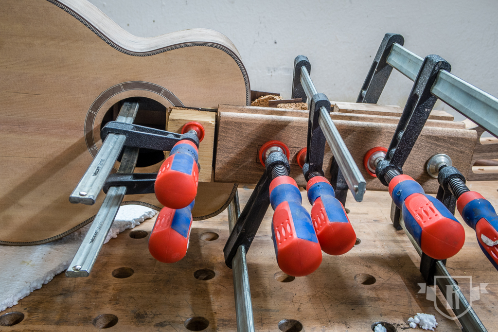 Bau einer Guitarlele: #19 Griffbrett aufleimen und bundieren
