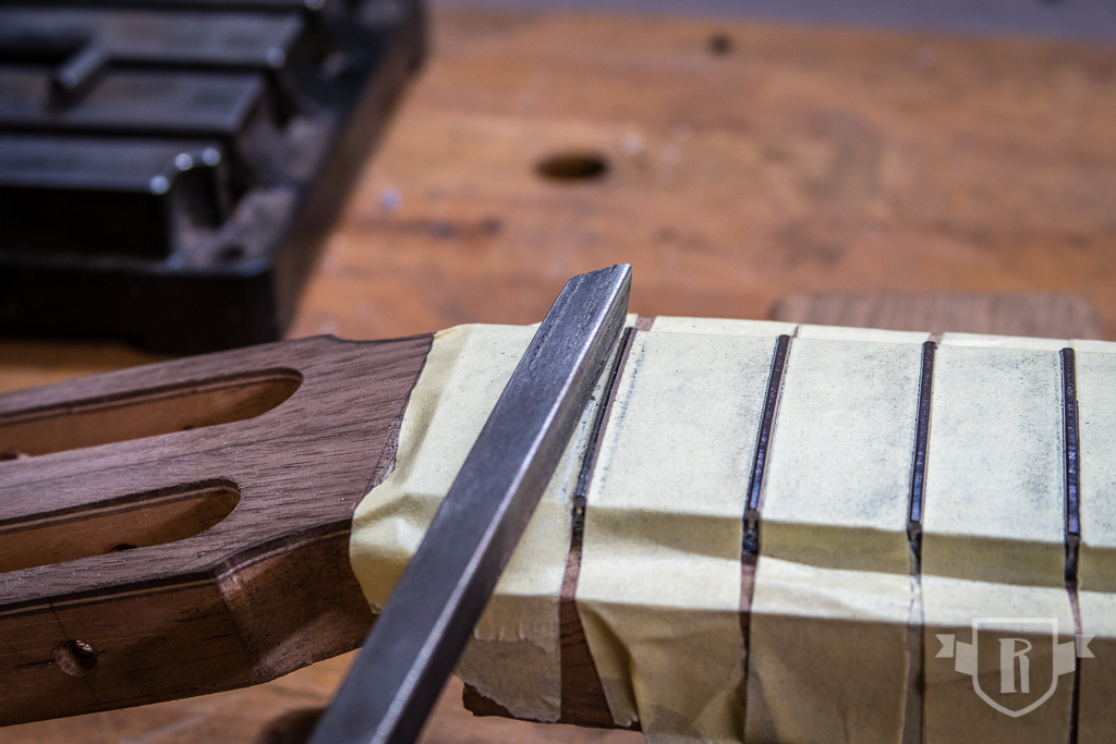 Bau einer Guitarlele: #19 Griffbrett aufleimen und bundieren